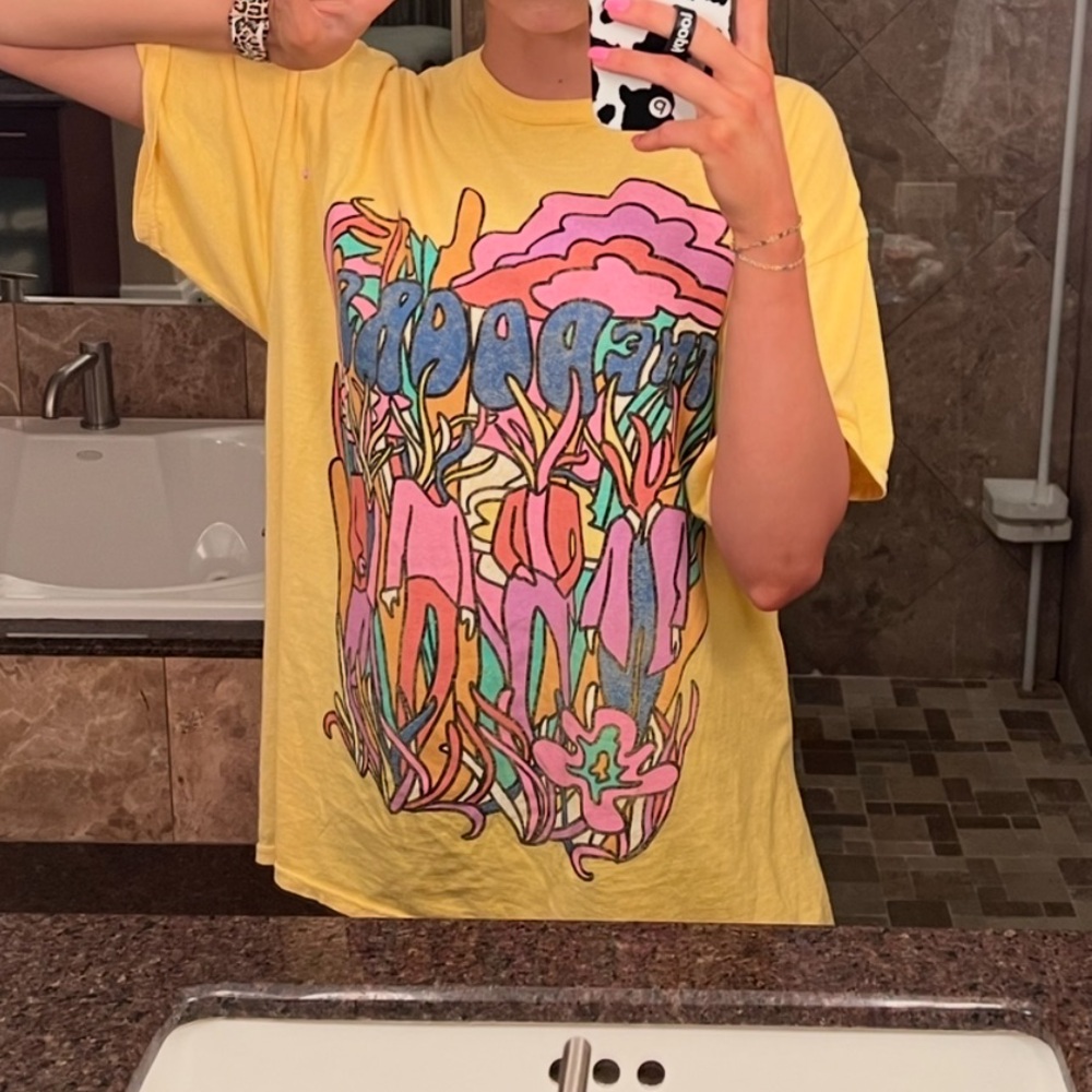 URBAN OUTFITTERS YELLOW TEE